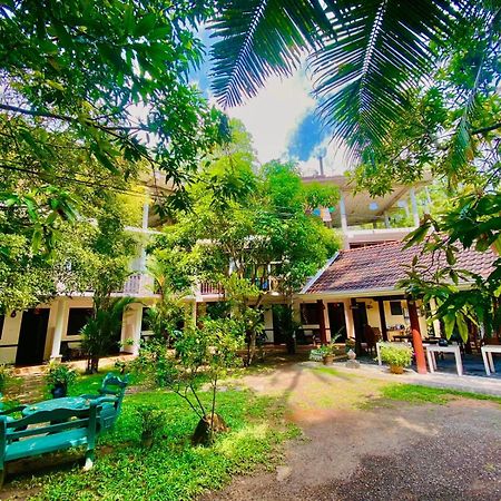 Poppies Mirissa Hotel Exterior photo