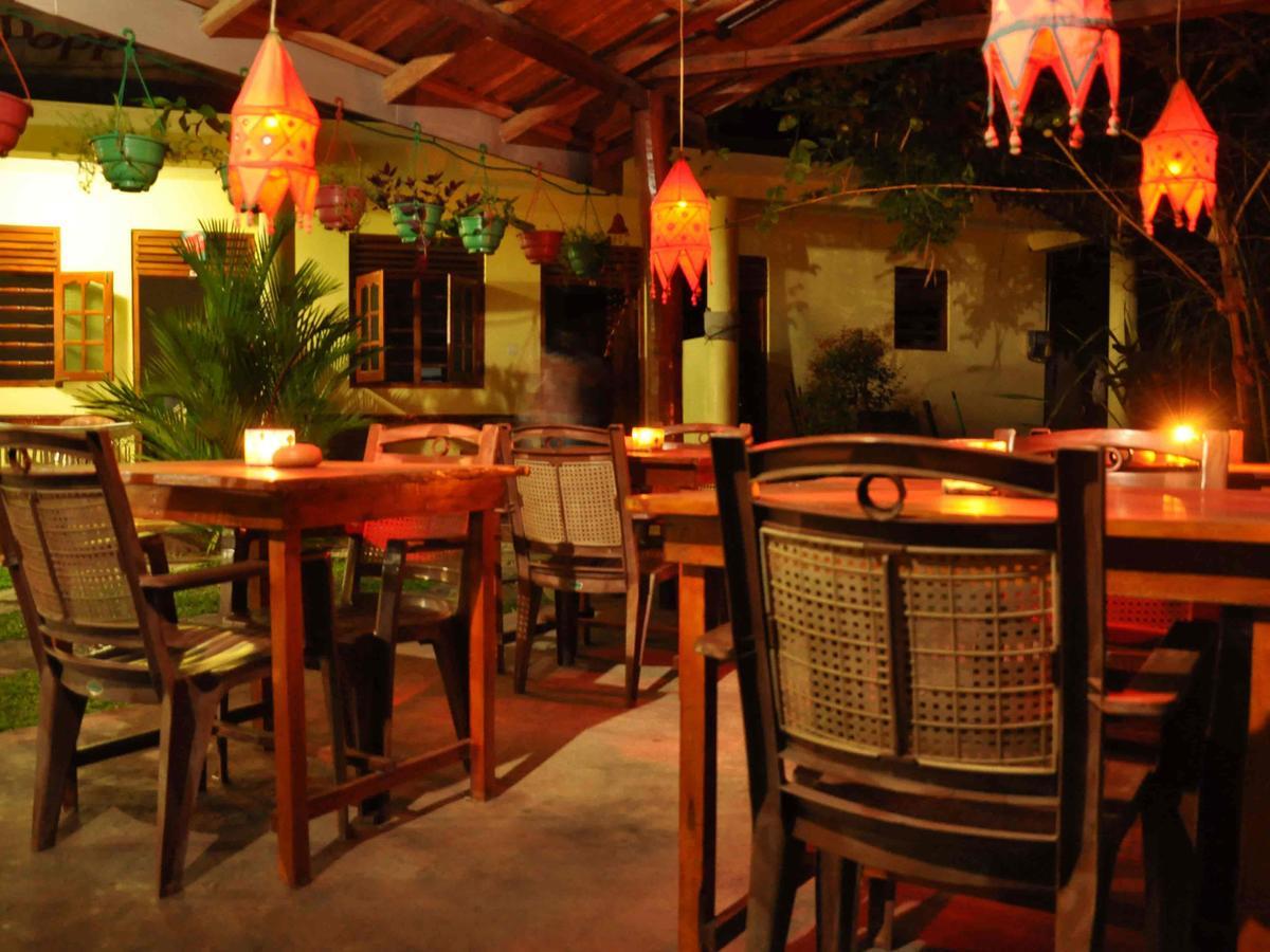 Poppies Mirissa Hotel Exterior photo